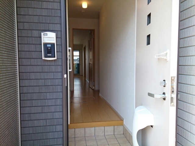 ディアコート口酒井　参番館 玄関