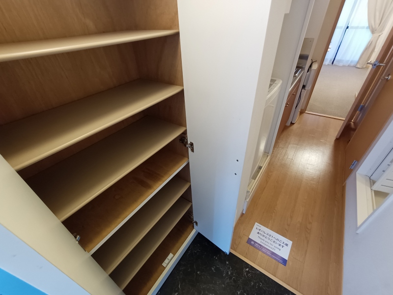 レオパレスラピスラズリ高井田 玄関