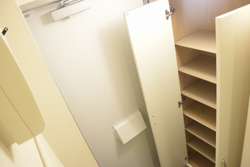 レオパレスエアポート 玄関