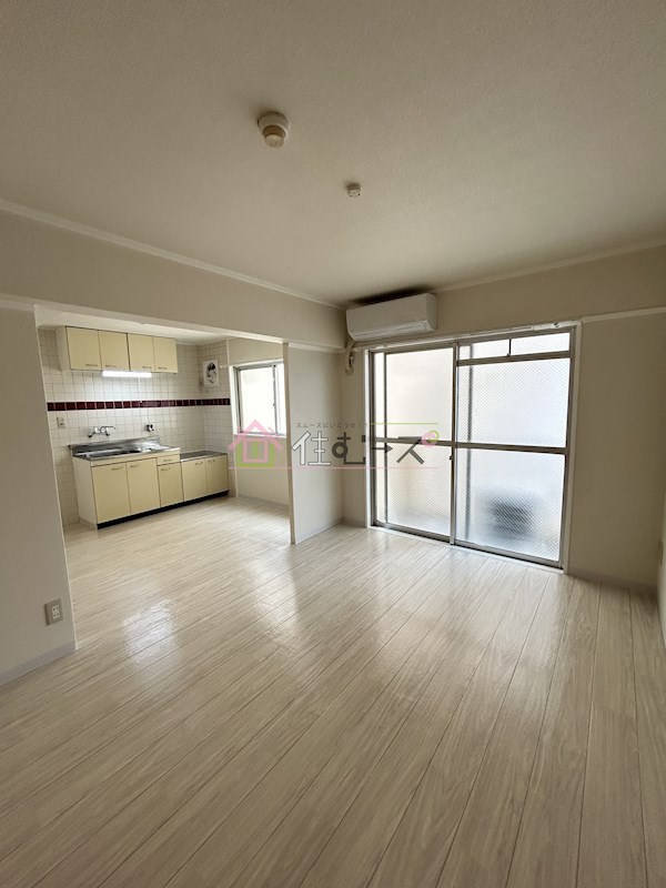 ハイツ上新第三西淡路 リビング