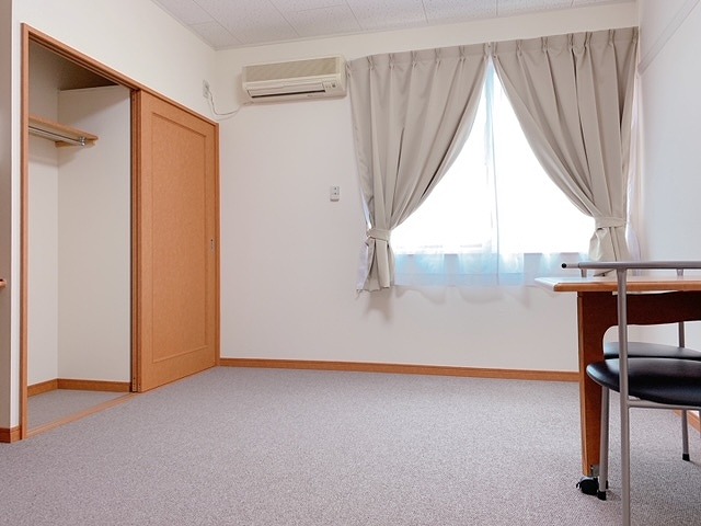 レオパレスサンシャイン松崎 ベッドルーム