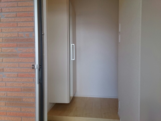 ワイ・エヌ・レジデンス 玄関