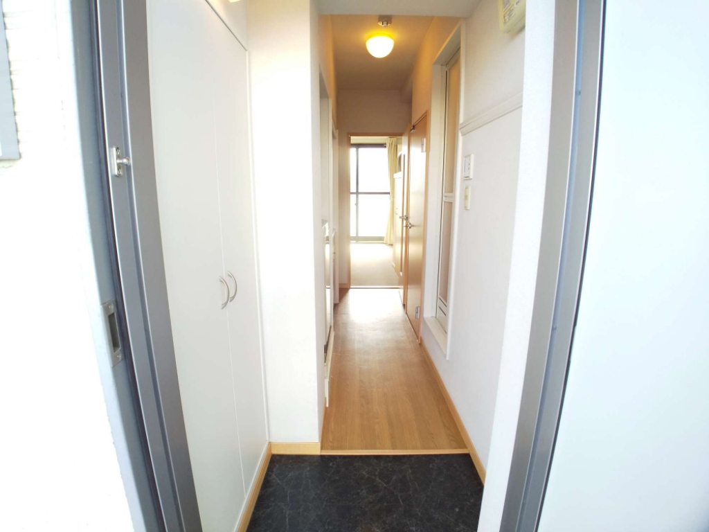 レオパレスレグルス八幡 玄関