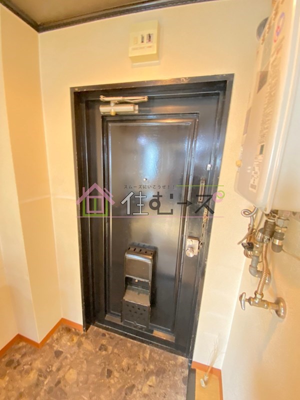 鶴見シャトークワジマ 玄関