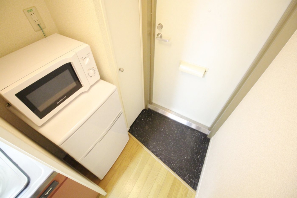 レオパレス鷹合 玄関