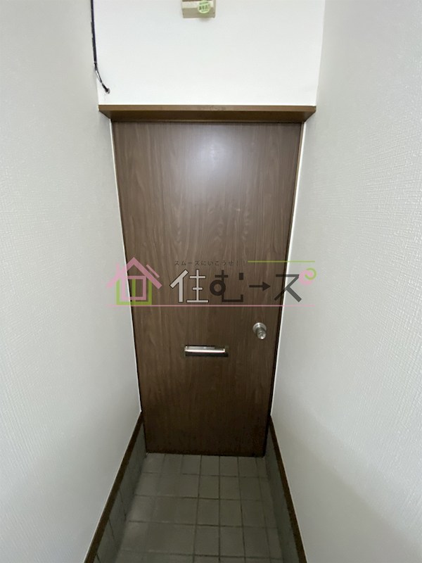 梅南2丁目7番地32（地番）共用住宅 玄関