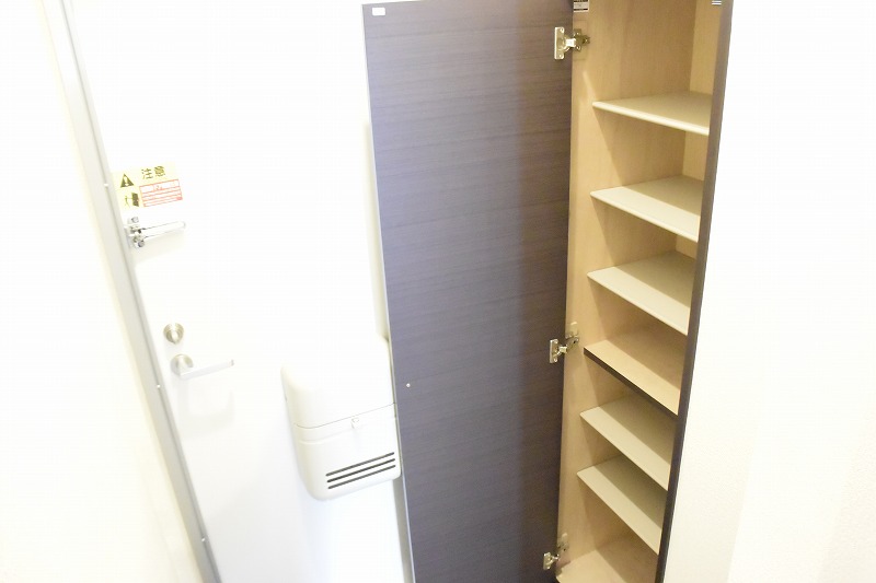 レオパレスウィンゴ 玄関