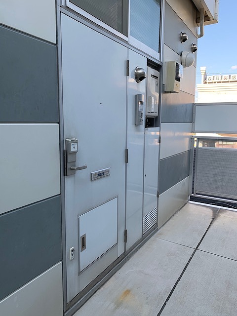 レオパレス甲東 玄関