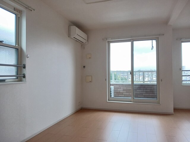 ジュネス王子 リビング