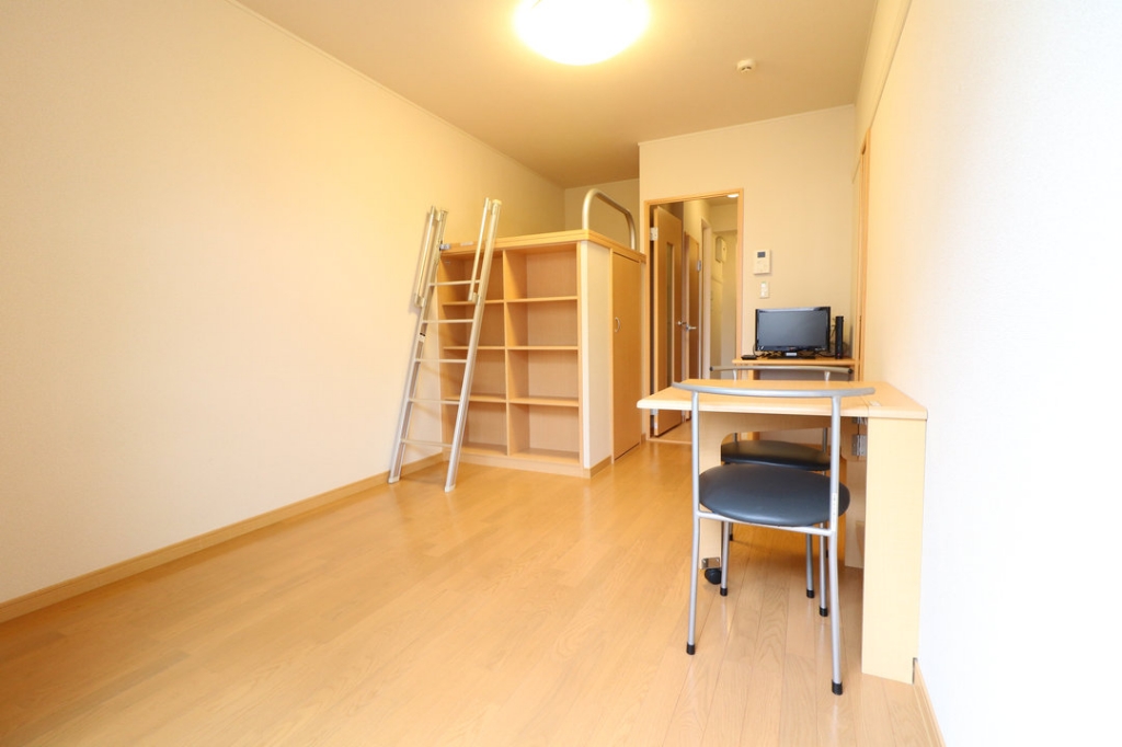 レオパレスハウス香里ヶ丘 リビング