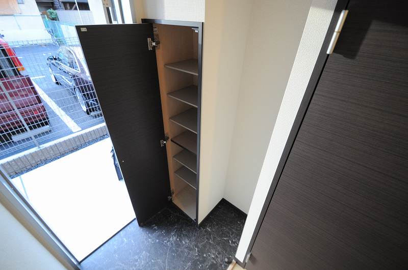 レオネクストアメニティ 玄関