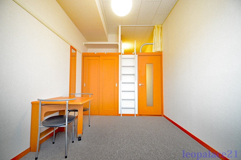 レオパレスさかえ リビング