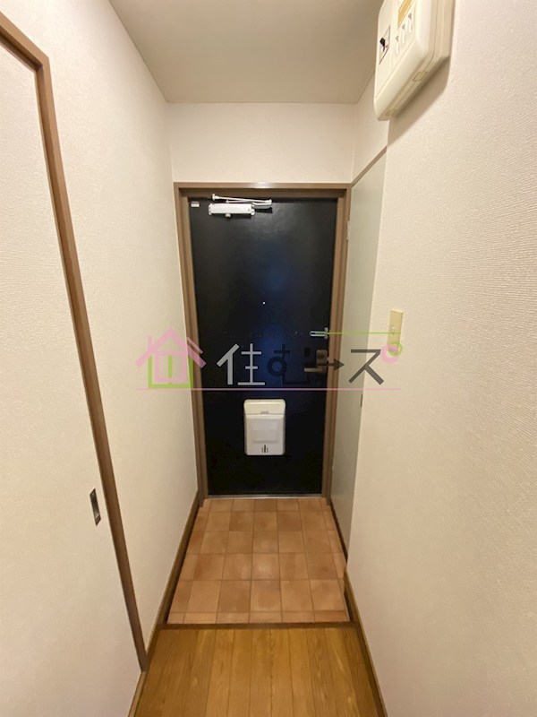 マリワール川辺 玄関