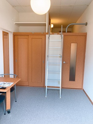 レオパレスオアシス山手 ベッドルーム