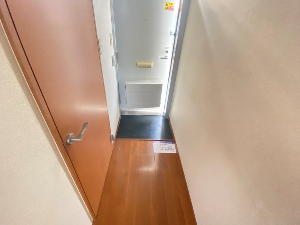 レオパレス春駒マンション 玄関