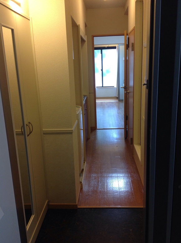 レオパレスカリオストロ 玄関