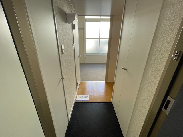 レオパレスＣｒｅｓｔ 玄関