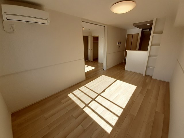 アーモンドアイ リビング