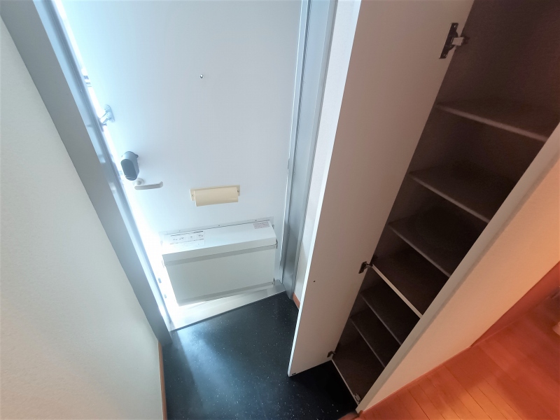 レオパレスサンガ 玄関