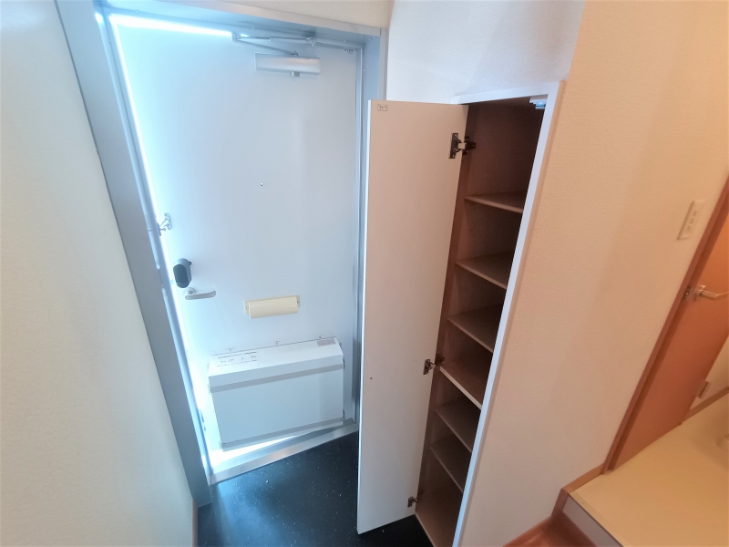 レオパレスサンガ 玄関