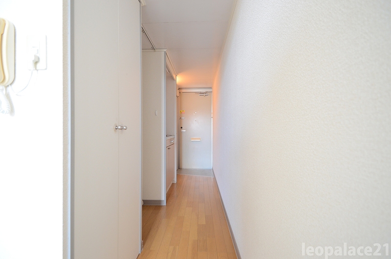 レオパレスフジ 玄関