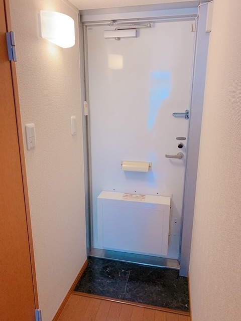レオパレスリバー２８ 玄関