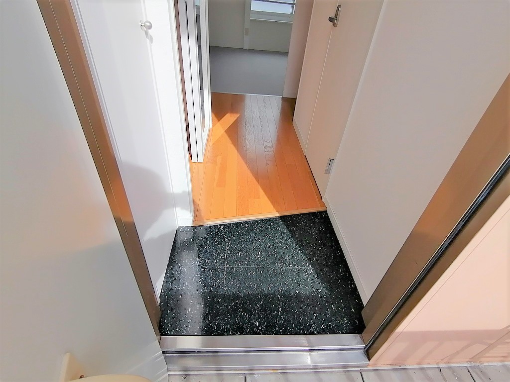 レオパレスブリリアント 玄関