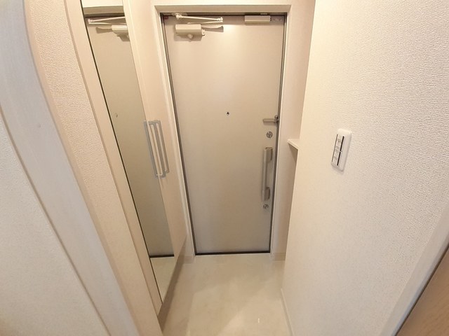 ゼファー　四辻 玄関