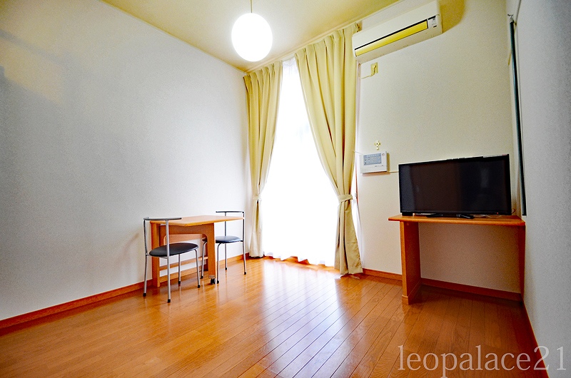 レオパレス三葉 ベッドルーム