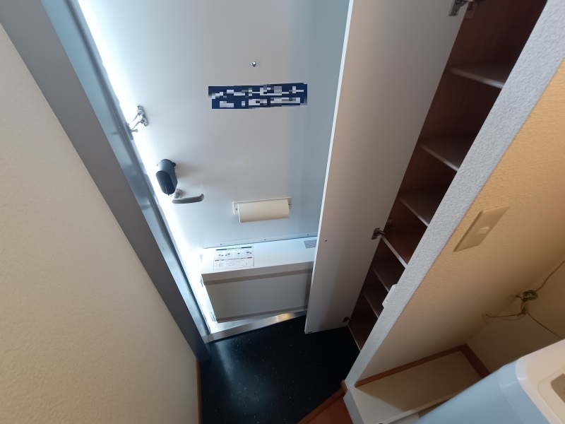 レオパレスフラワリー 玄関