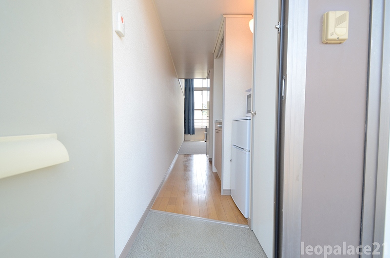 レオパレストミー 玄関