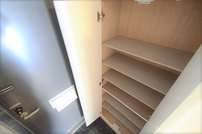 レオパレスフリージア 玄関