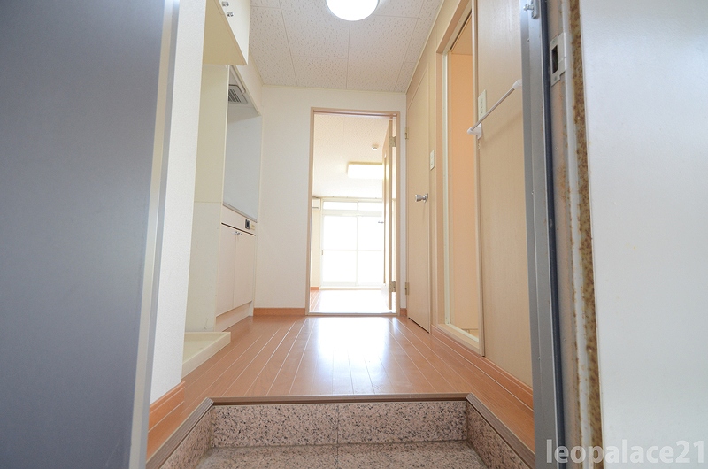 レオパレス栄 玄関