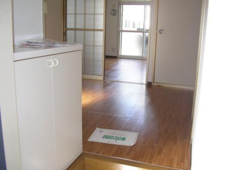 ハイツスリ－エイト 玄関