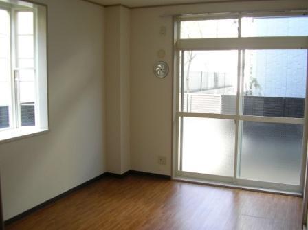 ハイツスリ－エイト リビング