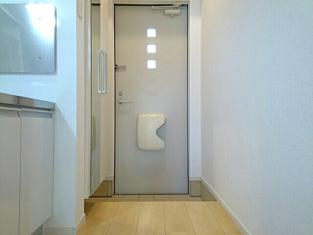 カ－サプラシ－ド 玄関