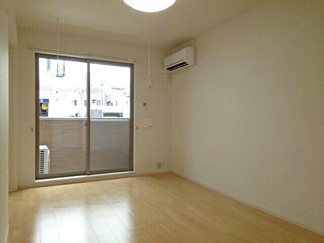 カ－サプラシ－ド リビング