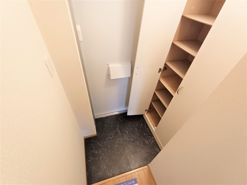 レオパレスエルヴェール　サンク 玄関