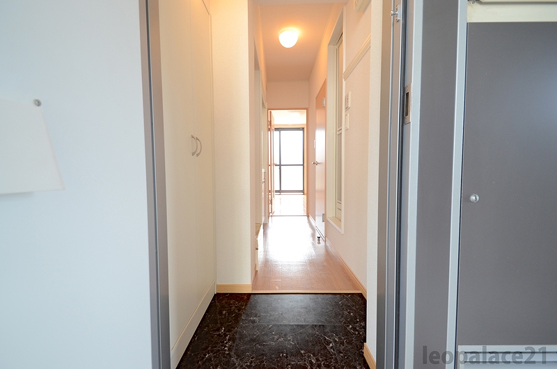 レオパレスムーンライトスクエア 玄関