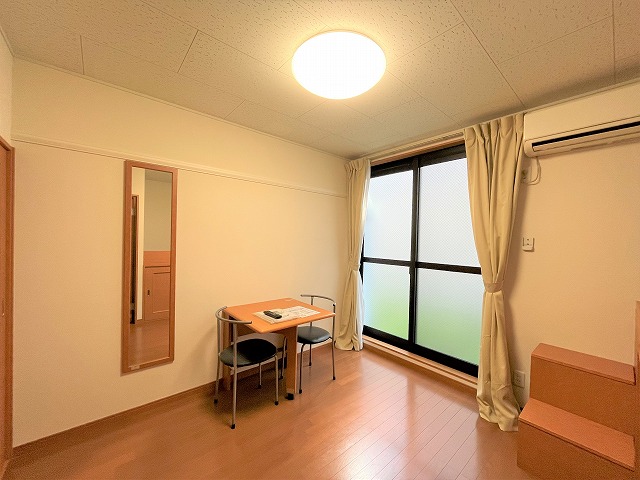 レオパレス板原 リビング