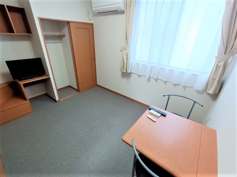 レオパレスセレンコート高井田 ベッドルーム