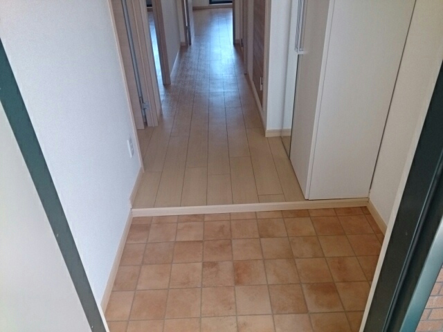 フリーダム中村 玄関