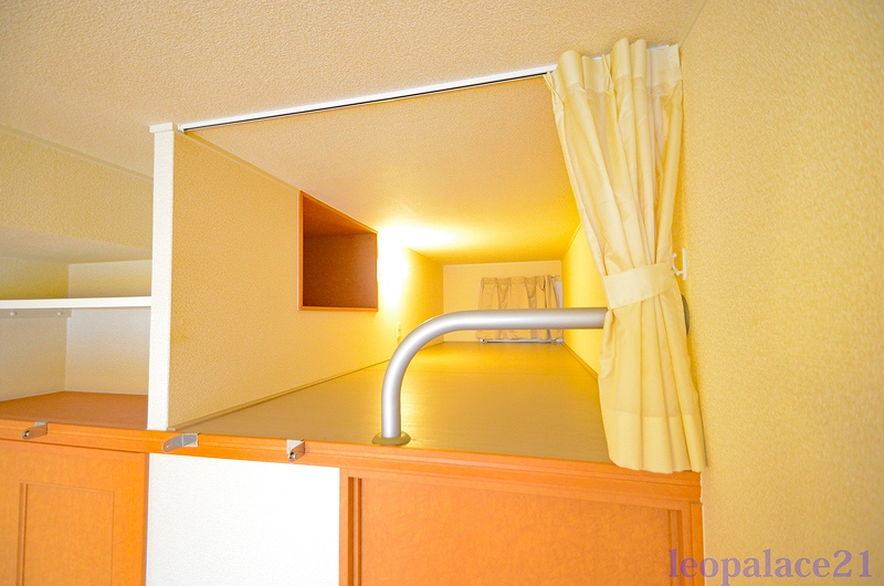 レオパレスさかえ ベッドルーム