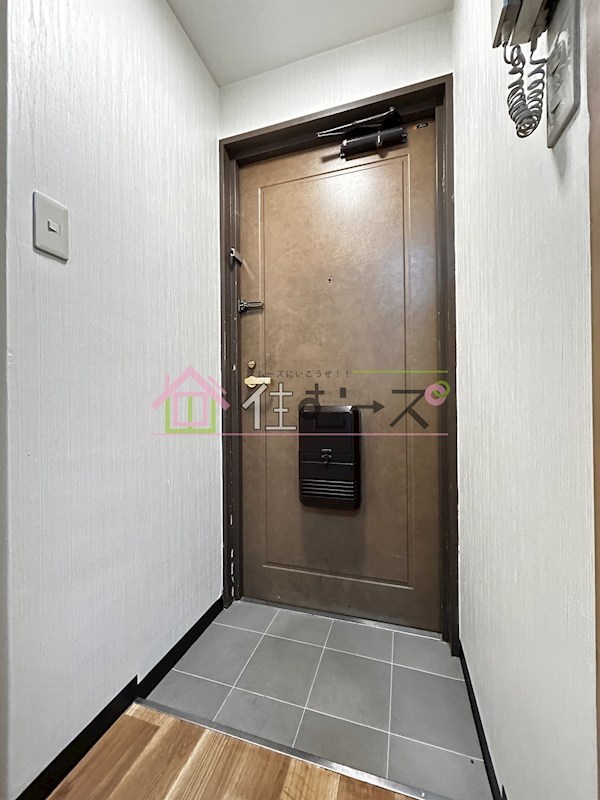 カムネス経大前 玄関