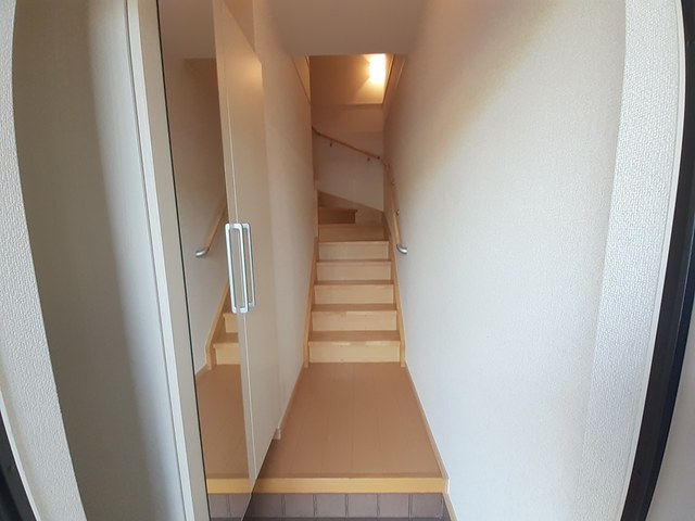 クリスタル・コート 玄関