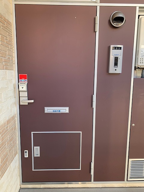 レオパレスエルフ仁川 玄関