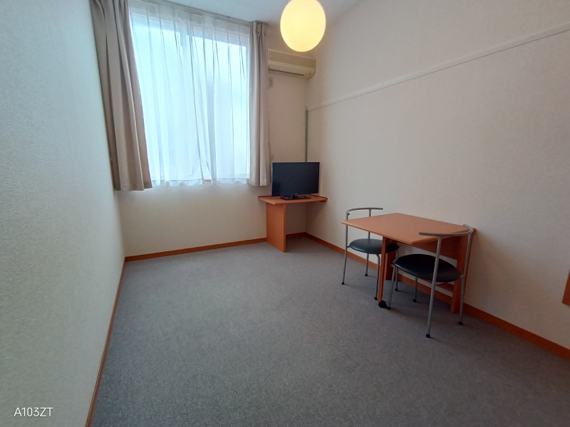 レオパレスフローリッシュ リビング