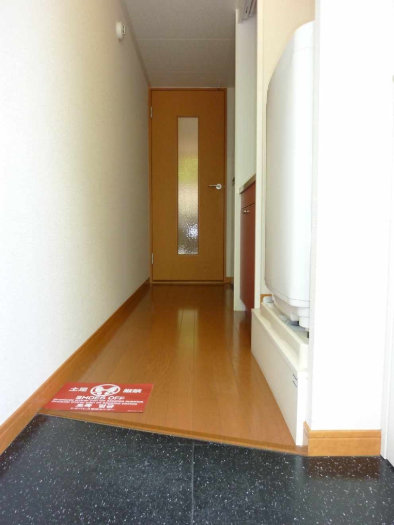 レオパレスドミール 玄関