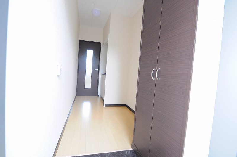 レオネクストアロマルカネハイツ 玄関