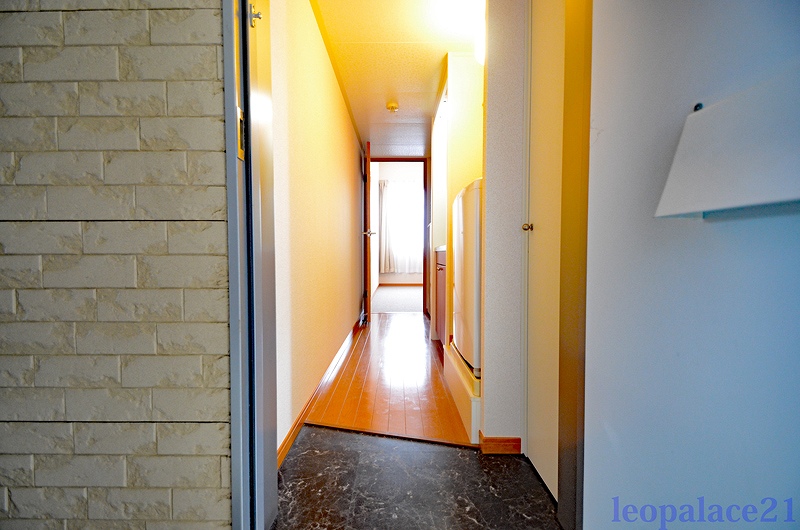 レオパレスタツミⅡ 玄関